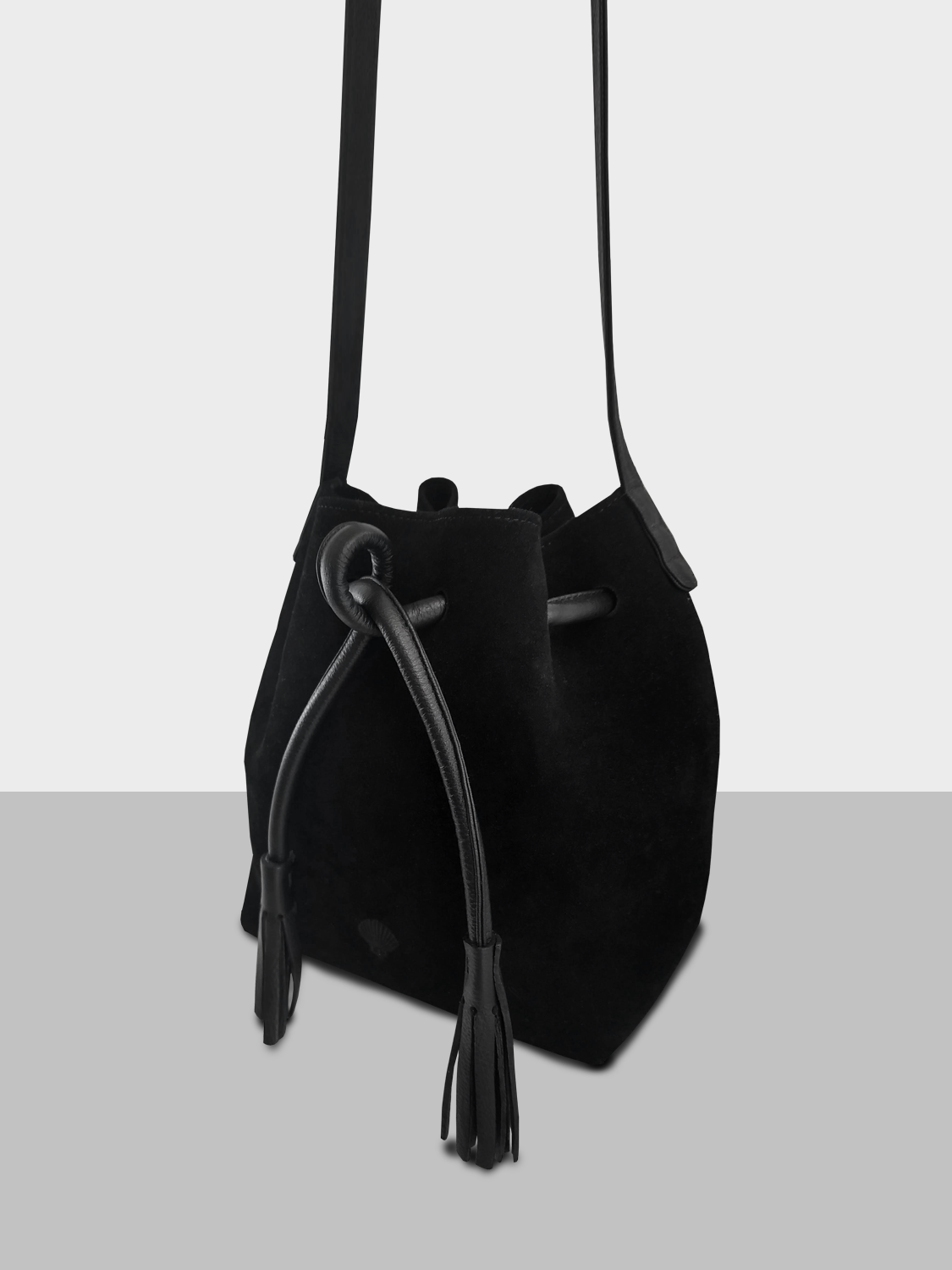 Boho Bucket - Negro, Edición en gamuza.