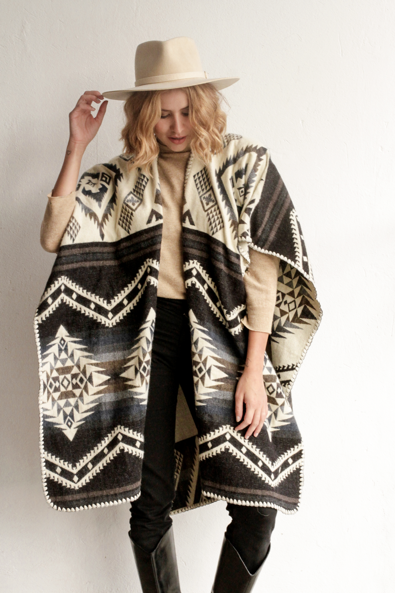 PONCHO TEJIDO MODA COLOMBIA ALPACA RUANA UNITALLA HOMBRE MUJER UNISEX BOHO ARTESANÍA PLISSÉ